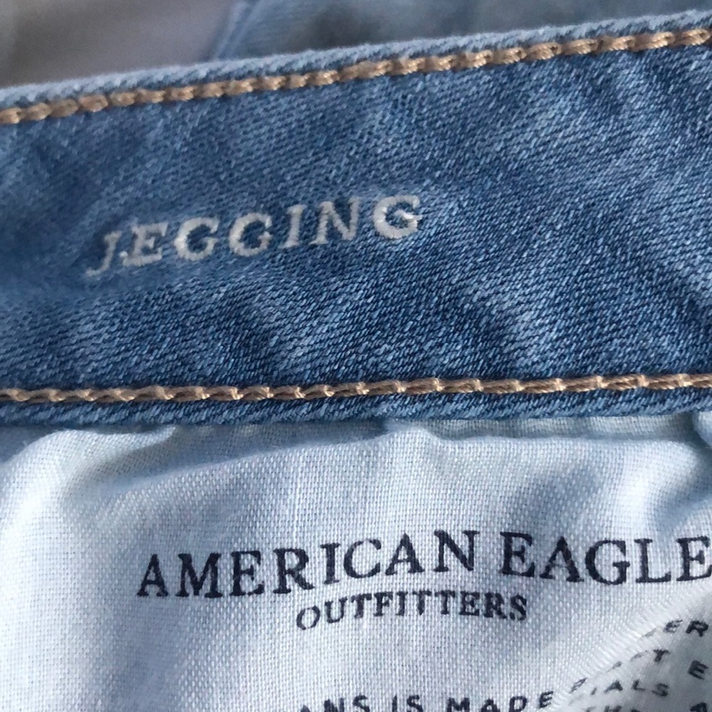 AE LIGHT WASH RIPPED JEANS - Picture 7 of 8